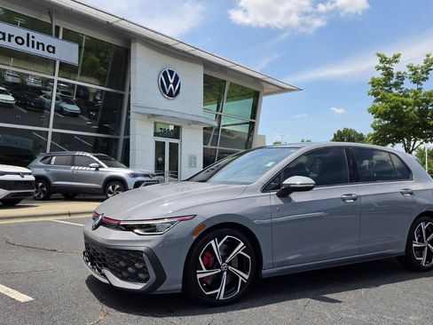 Certified 2025 Volkswagen Golf SE FWD image 1