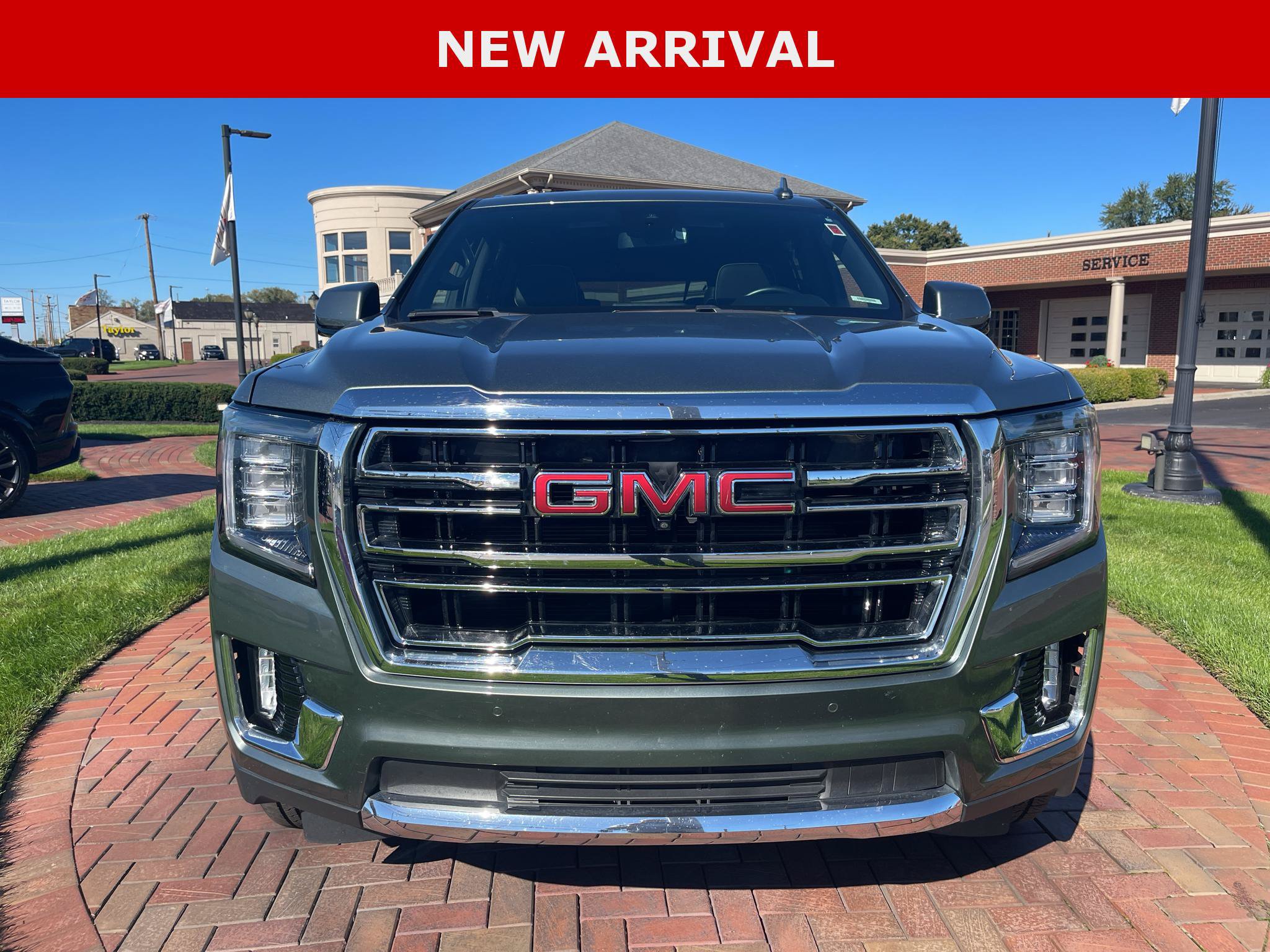 Used 2023 GMC Yukon XL SLT w/ SLT Luxury Package AWD/4WD image 3