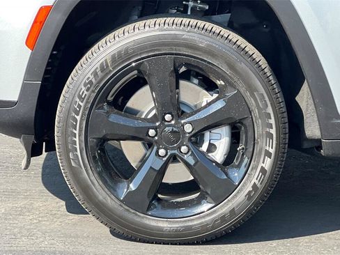 New 2025 Jeep Grand Cherokee L Altitude image 26