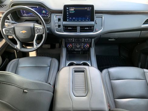 Used 2022 Chevrolet Suburban LT w/ Luxury Package RWD image 18