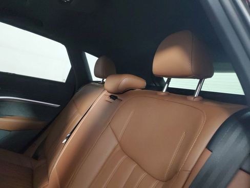 Used 2019 Audi e-tron Prestige w/ Prestige Package image 11