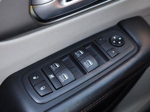 Used 2020 Chrysler Pacifica Touring-L Plus FWD image 19