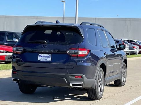 Used 2025 Honda Pilot Sport image 4