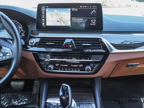 Used 2022 BMW 530e w/ Premium Package image 14