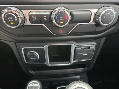 Used 2021 Jeep Wrangler Sport AWD/4WD image 37