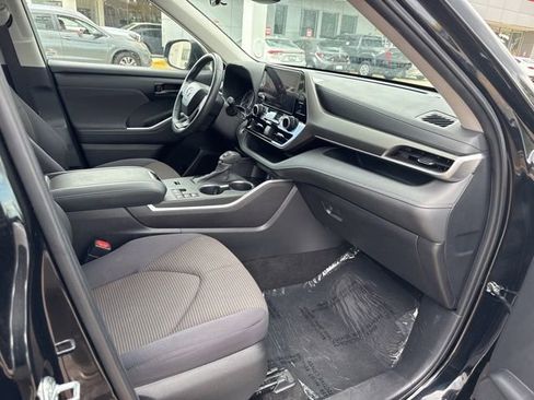 Used 2024 Toyota Highlander LE FWD image 14