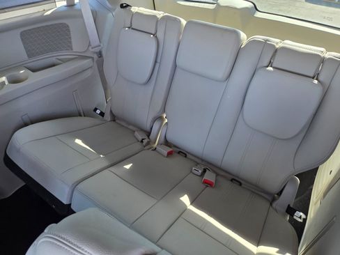 Used 2014 Chrysler Town & Country Touring w/ Driver Convenience Group FWD image 10