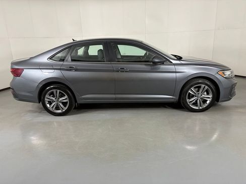 Used 2024 Volkswagen Jetta SE FWD image 9