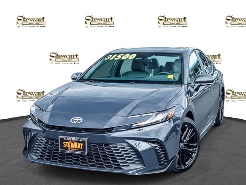 Used 2025 Toyota Camry SE FWD image 1