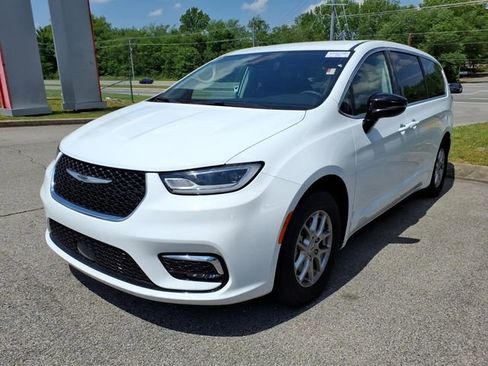 Used 2024 Chrysler Pacifica Touring-L FWD image 3