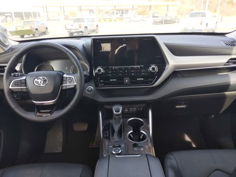 Certified 2022 Toyota Highlander Platinum image 29