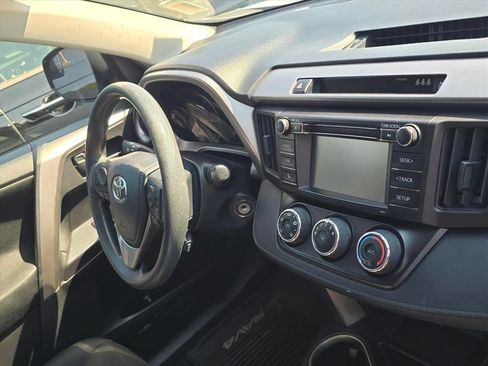 Used 2018 Toyota RAV4 LE FWD image 5