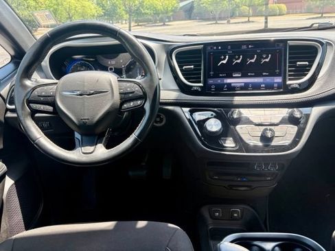 Used 2021 Chrysler Pacifica Touring w/ Uconnect Theater Family Group FWD image 19
