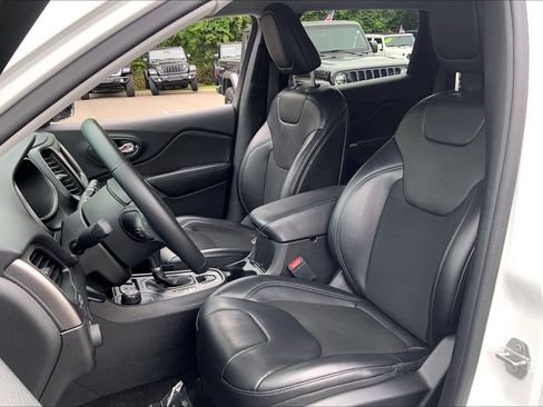 Used 2019 Jeep Cherokee Latitude Plus w/ Cold Weather Group AWD/4WD image 8
