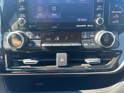 Used 2022 Toyota Highlander XLE AWD/4WD image 19