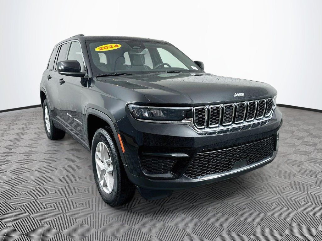 Certified 2024 Jeep Grand Cherokee Laredo X w/ Luxury Tech Group I AWD/4WD image 2