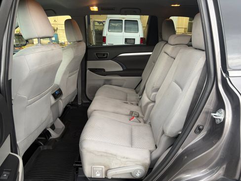 Used 2019 Toyota Highlander LE AWD/4WD image 25
