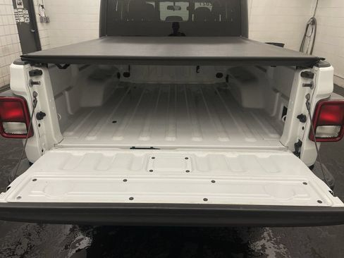Used 2021 Jeep Gladiator Sport AWD/4WD image 18