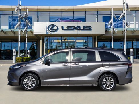 Used 2023 Toyota Sienna XLE image 3
