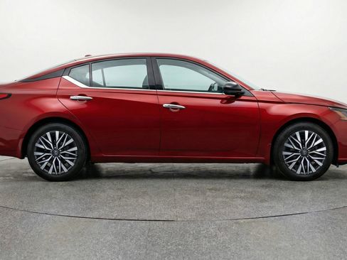 Used 2025 Nissan Altima 2.5 SV image 11