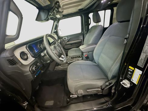 Used 2025 Jeep Wrangler Unlimited Sahara w/ Safety Group AWD/4WD image 13