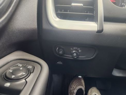 Used 2024 GMC Terrain SLE image 30