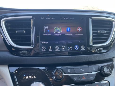 Used 2017 Chrysler Pacifica Touring-L w/ Tire & Wheel Group image 19