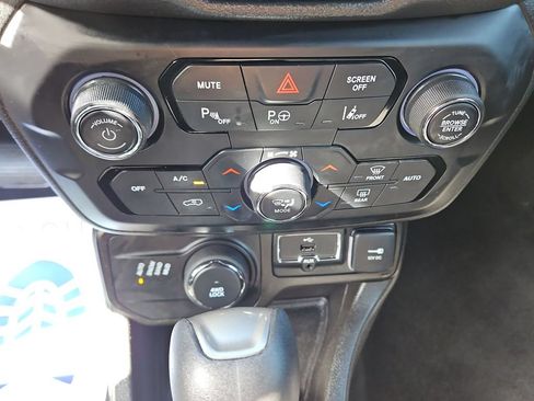 Used 2021 Jeep Renegade Latitude w/ Luxury Group II AWD/4WD image 18