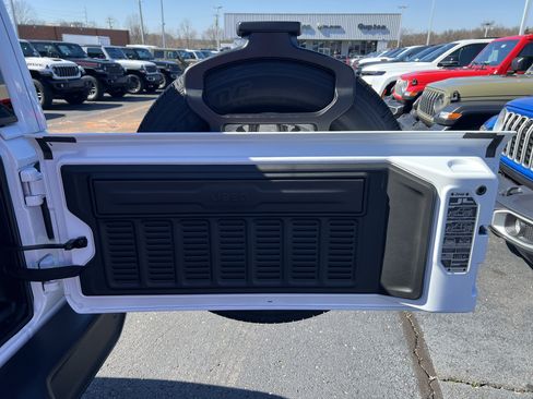 New 2026 Jeep Wrangler Sahara AWD/4WD image 21
