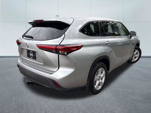Used 2021 Toyota Highlander L AWD/4WD image 4