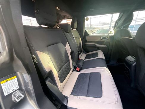 Used 2023 Ford Bronco Wildtrak image 16