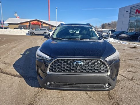 Used 2023 Toyota Corolla Cross XLE image 3