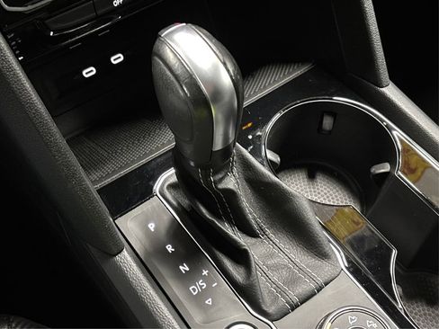 Used 2022 Volkswagen Atlas Cross Sport SE image 32