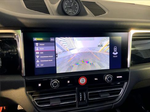 Used 2025 Porsche Macan image 31