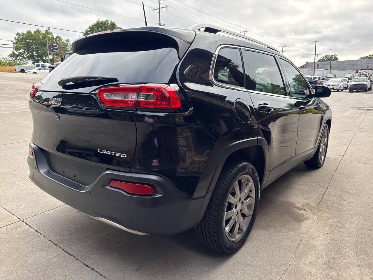 Used 2018 Jeep Cherokee Limited FWD image 3