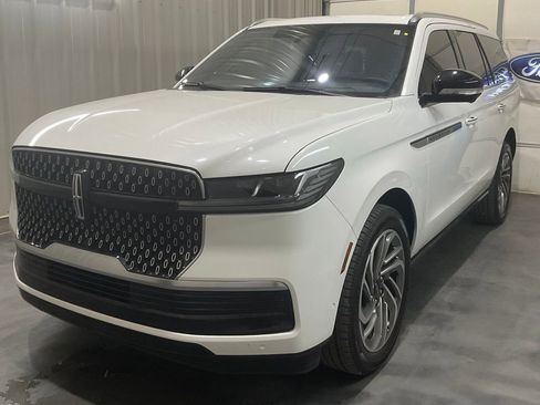 Used 2025 Lincoln Navigator Reserve AWD/4WD image 3