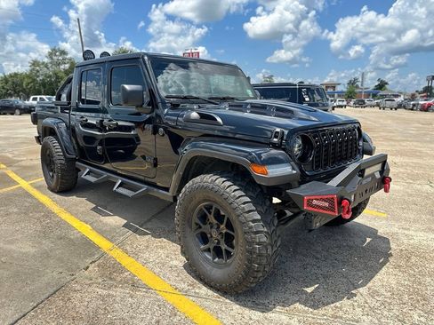Used 2024 Jeep Gladiator Sport AWD/4WD image 2