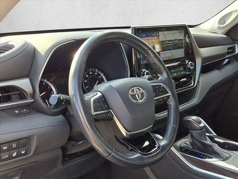 Used 2021 Toyota Highlander Limited FWD image 6