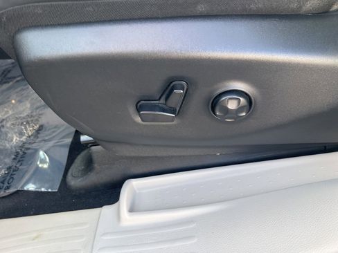 Used 2023 Chrysler Pacifica Touring-L image 23