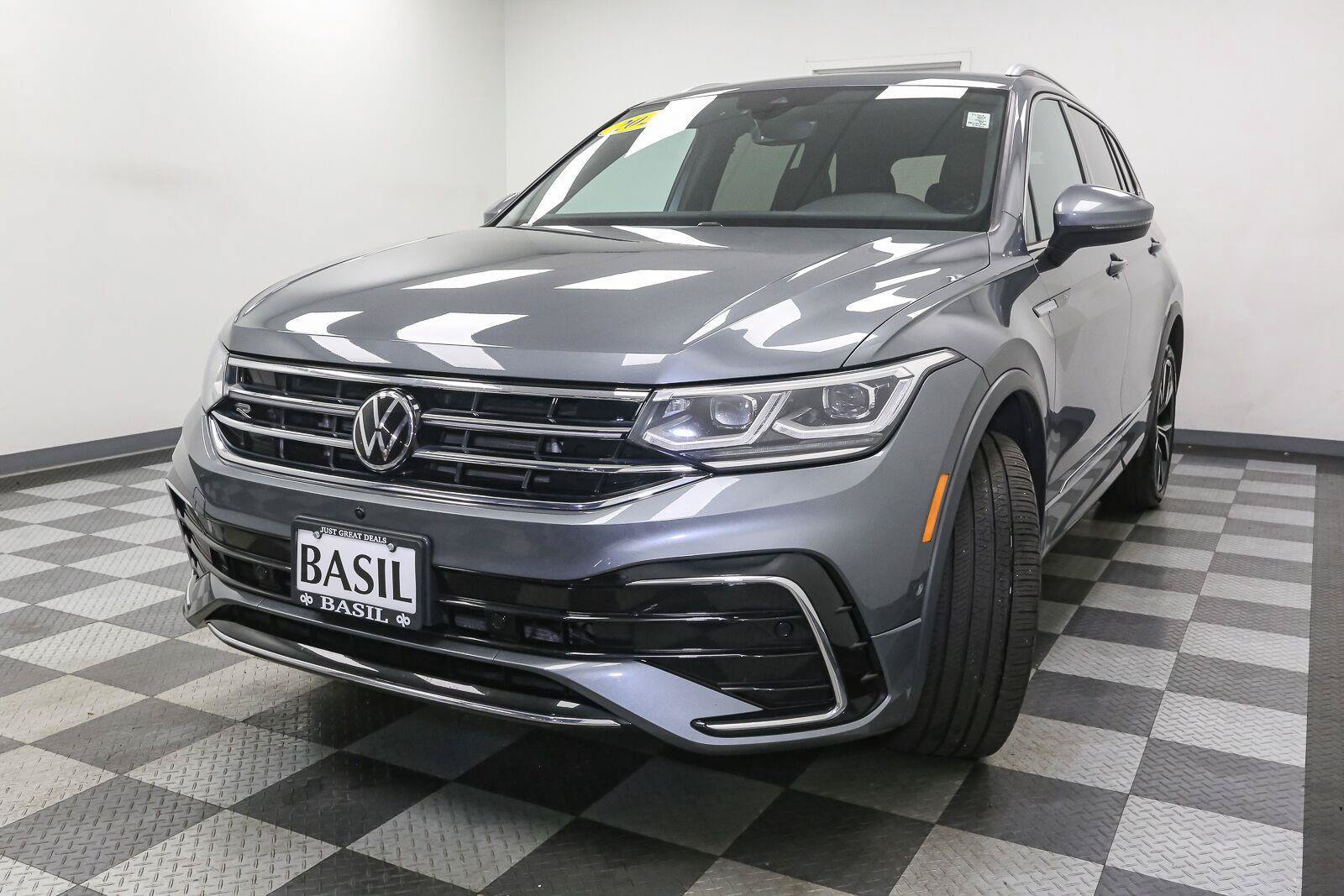 Used 2023 Volkswagen Tiguan SEL R-Line AWD/4WD image 4