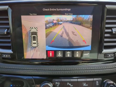 Used 2023 Chrysler Pacifica Limited FWD image 17