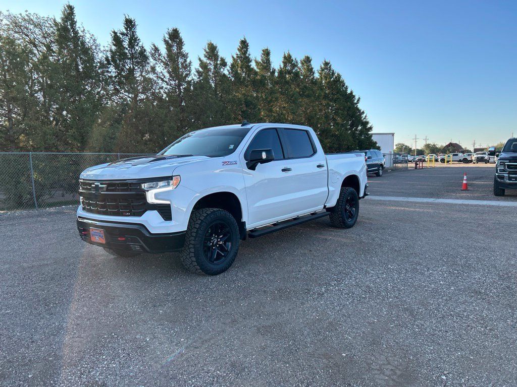 Used 2025 Chevrolet Silverado 1500 LT Trail Boss w/ Convenience Package II AWD/4WD image 2
