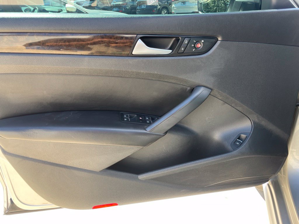 Used 2014 Volkswagen Passat TDI SEL Premium FWD image 18