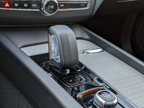 Certified 2025 Volvo XC60 T8 Plus w/ Protection Package Premier image 19