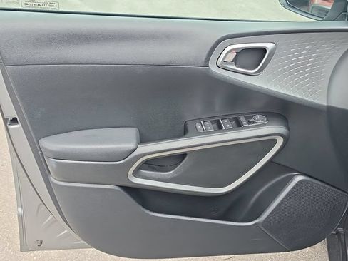 Certified 2025 Kia Soul LX w/ LX Technology Package FWD image 8