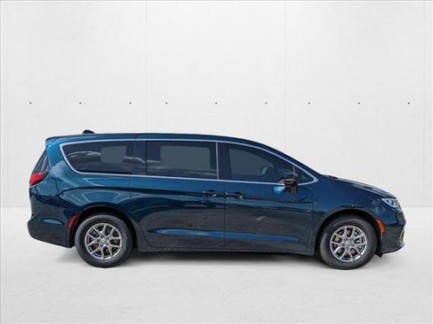New 2025 Chrysler Pacifica Select image 4