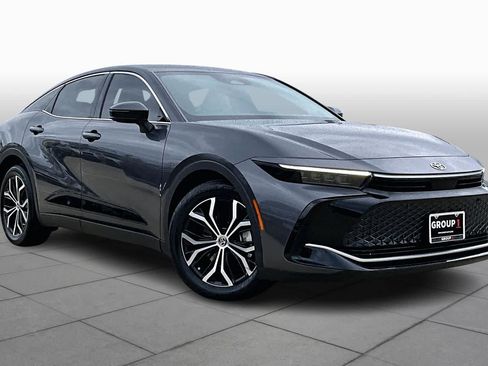 Used 2023 Toyota Crown Limited image 2