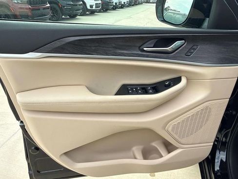 New 2025 Jeep Grand Cherokee L Limited w/ Luxury Tech Group II RWD image 11