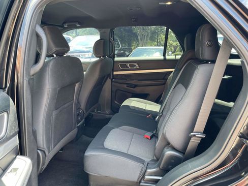 Used 2017 Ford Explorer XLT FWD image 3