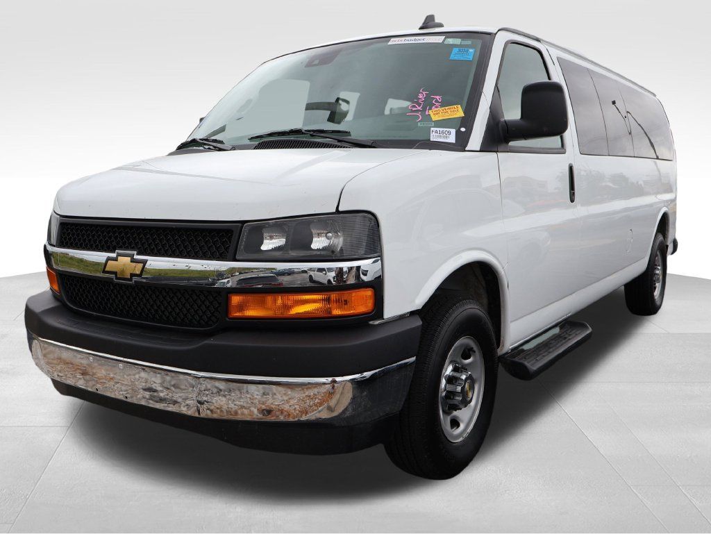 Used 2025 Chevrolet Express 3500 LT w/ LT Preferred Equipment Group RWD image 2